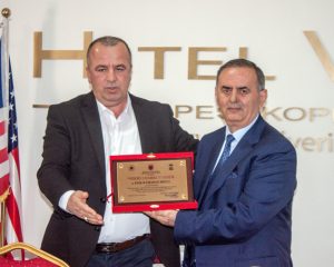 Faik Bruçi me kryetarin e Këshillit të Qarkut Dibër, z. Hajri Laçi, gjatë ceremonisë së marrjes së titullit “Nderi i Qarku Dibër”